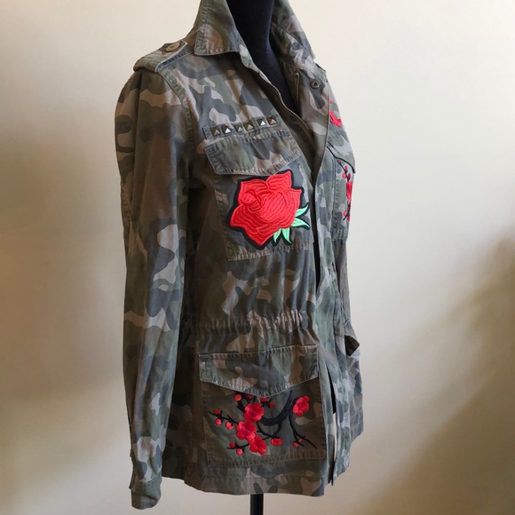 ⭐️⭐️NEW⭐️⭐️Camo Jacket Cross Cherry Blossom Roses Rolling Stones Patching NWT - Picture 4 of 9
